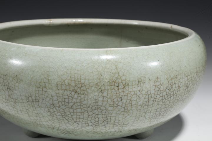 古玩陶瓷清乾隆·豆青釉三足爐拍賣，當(dāng)前價(jià)格2999元