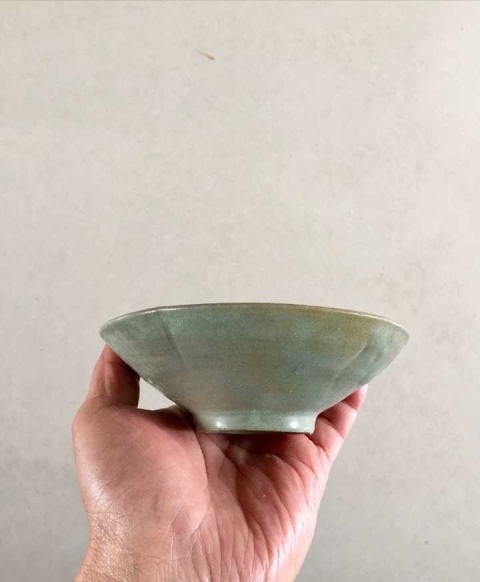 古玩陶瓷五代十國越窯系青瓷花口盞拍賣,當前價格8800元