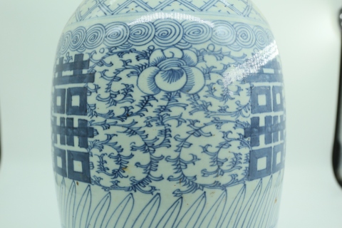 古玩陶瓷囍字紋雙獅耳盤口瓶拍賣，當前價格400元