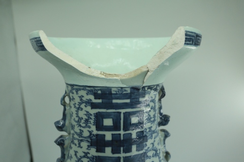 古玩陶瓷囍字紋雙獅耳盤口瓶拍賣，當前價格400元