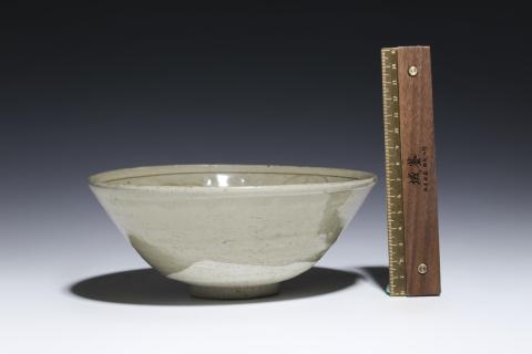 古玩陶瓷宋元·龍泉窯青釉劃花碗拍賣，當(dāng)前價格2500元