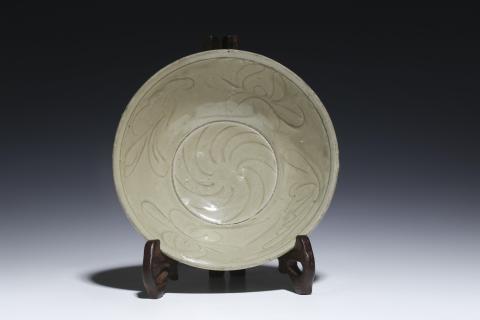古玩陶瓷宋元·龍泉窯青釉劃花碗拍賣，當(dāng)前價格2500元