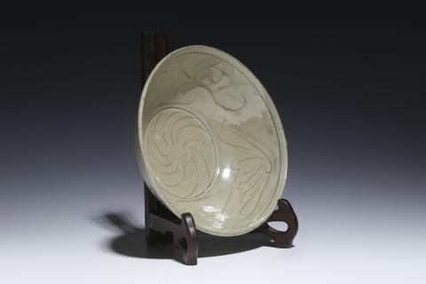 古玩陶瓷宋元·龍泉窯青釉劃花碗拍賣，當(dāng)前價格2500元