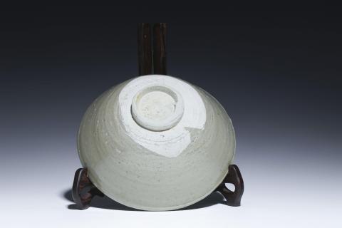 古玩陶瓷宋元·龍泉窯青釉劃花碗拍賣，當(dāng)前價格2500元