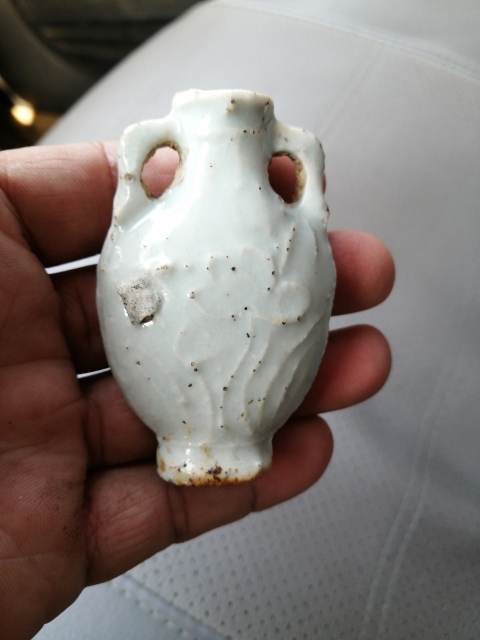 古玩陶瓷雙綬帶耳一束蓮淺浮雕白釉鼻煙壺拍賣，當前價格1999元