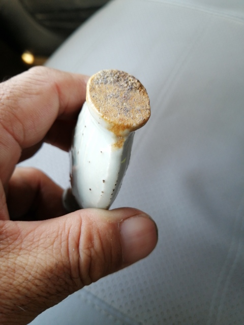 雙綬帶耳一束蓮淺浮雕白釉鼻煙壺拍賣，當前價格1999元