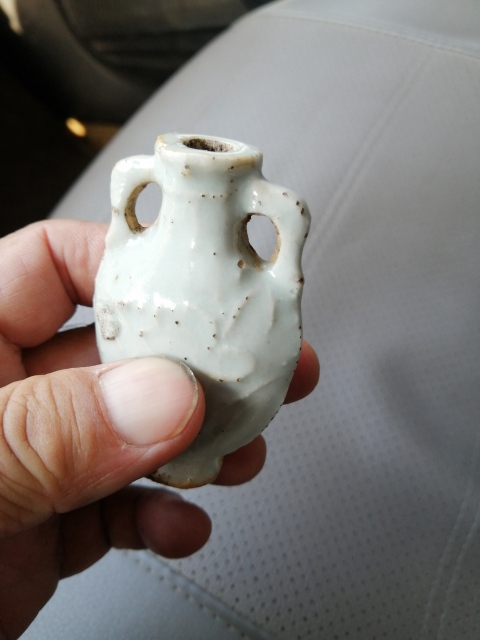 古玩陶瓷雙綬帶耳一束蓮淺浮雕白釉鼻煙壺拍賣，當前價格1999元