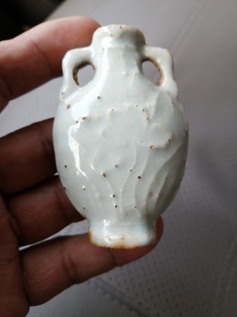 古玩陶瓷雙綬帶耳一束蓮淺浮雕白釉鼻煙壺拍賣，當前價格1999元