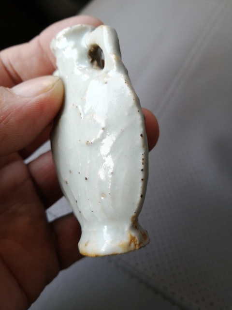 古玩陶瓷雙綬帶耳一束蓮淺浮雕白釉鼻煙壺拍賣，當前價格1999元