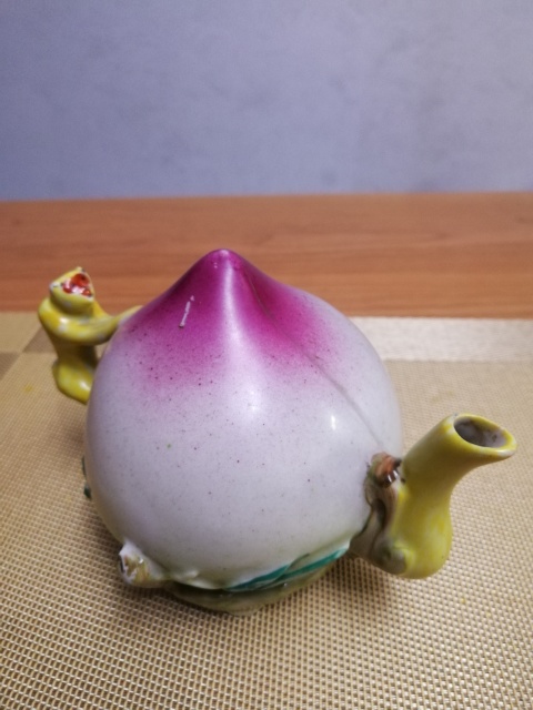 古玩陶瓷彩釉桃形倒流壺拍賣,當前價格1580元