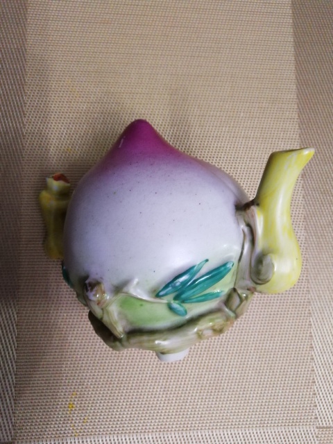 古玩陶瓷彩釉桃形倒流壺拍賣,當前價格1580元