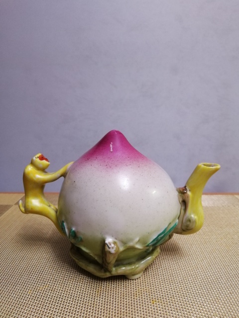 古玩陶瓷彩釉桃形倒流壺拍賣,當前價格1580元