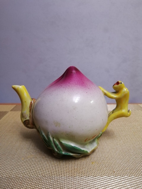古玩陶瓷彩釉桃形倒流壺拍賣,當前價格1580元