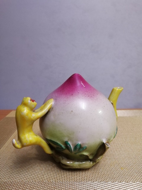古玩陶瓷彩釉桃形倒流壺拍賣,當前價格1580元