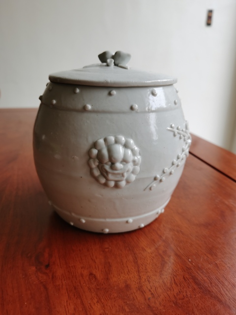 古玩陶瓷白釉梅花紋獅頭蓋罐拍賣，當前價格2298元