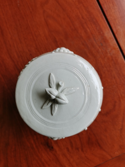 古玩陶瓷白釉梅花紋獅頭蓋罐拍賣，當前價格2298元
