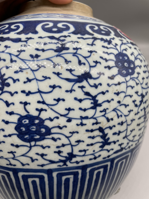 古玩陶瓷點擊頭像看更多   大號清中期纏枝蓮紋大罐（帶蓋）拍賣，當(dāng)前價格500元