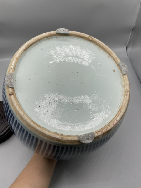 古玩陶瓷點擊頭像看更多   大號清中期纏枝蓮紋大罐（帶蓋）拍賣，當(dāng)前價格500元