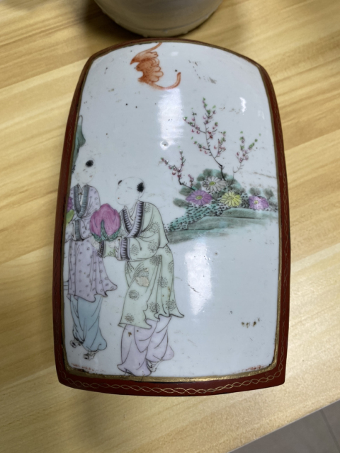 古玩陶瓷蘇州文物商店庫(kù)出 漆器鑲嵌粉彩瓷器蓋盒拍賣,當(dāng)前價(jià)格980元