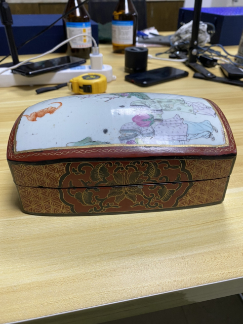 古玩陶瓷蘇州文物商店庫(kù)出 漆器鑲嵌粉彩瓷器蓋盒拍賣,當(dāng)前價(jià)格980元