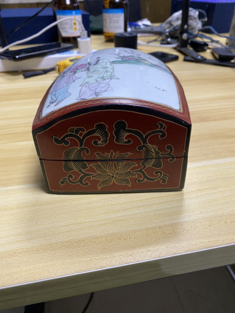 古玩陶瓷蘇州文物商店庫(kù)出 漆器鑲嵌粉彩瓷器蓋盒拍賣,當(dāng)前價(jià)格980元