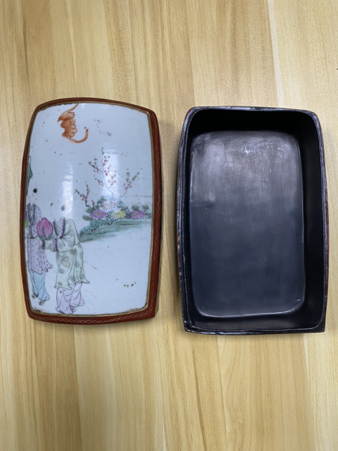 古玩陶瓷蘇州文物商店庫(kù)出 漆器鑲嵌粉彩瓷器蓋盒拍賣,當(dāng)前價(jià)格980元