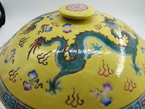 古玩陶瓷黃地粉彩雙龍戲珠紋一品鍋拍賣,當前價格1280元