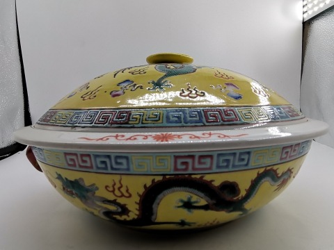 古玩陶瓷黃地粉彩雙龍戲珠紋一品鍋拍賣,當前價格1280元