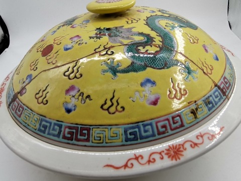 古玩陶瓷黃地粉彩雙龍戲珠紋一品鍋拍賣,當前價格1280元