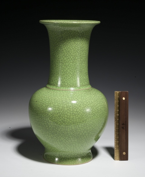 古玩陶瓷民國仿哥蘋果綠瓶拍賣，當前價格5000元