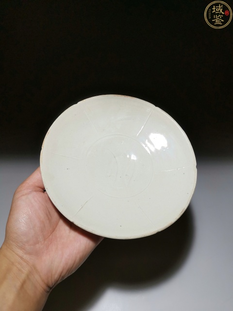古玩陶瓷宋.定窯刻劃雙魚出筋花口盤拍賣,當前價格80000元