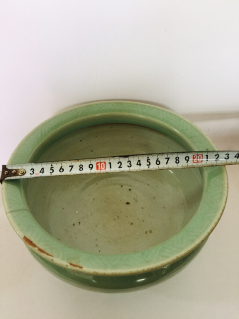 古玩陶瓷(收藏級細路)豆青釉暗刻纏枝花卉紋三足爐拍賣,當前價格2880元