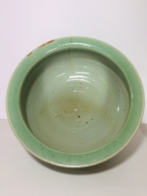 古玩陶瓷(收藏級細路)豆青釉暗刻纏枝花卉紋三足爐拍賣,當前價格2880元