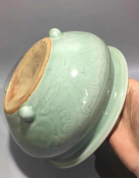 古玩陶瓷(收藏級細路)豆青釉暗刻纏枝花卉紋三足爐拍賣,當前價格2880元