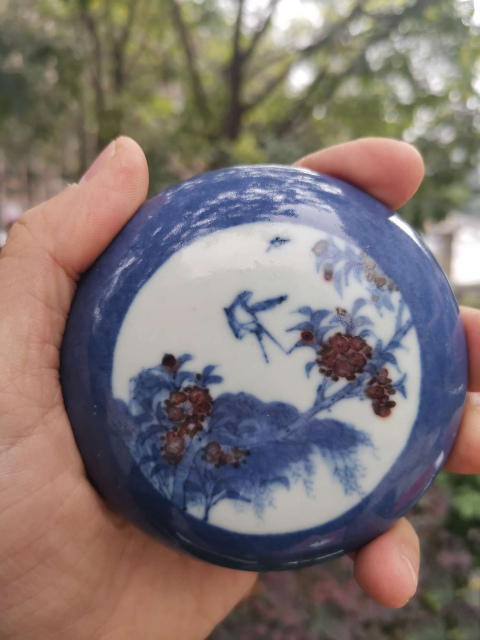 古玩陶瓷【*3465】清康熙  雪花藍地開光青花釉里紅杏林春燕紋印泥盒拍賣，當前價格13980元