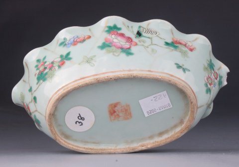 古玩陶瓷【*3796】清同治  豆青釉粉彩蟲趣花卉紋花口橢圓盤拍賣，當前價格3780元