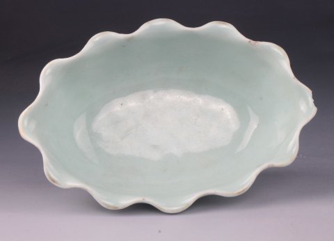 古玩陶瓷【*3796】清同治  豆青釉粉彩蟲趣花卉紋花口橢圓盤拍賣，當前價格3780元