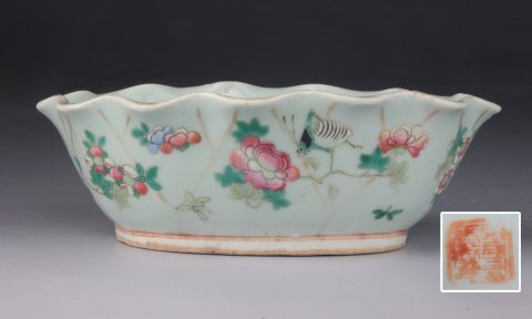 域鉴古玩】【*3796】清同治豆青釉粉彩虫趣花卉纹花口椭圆盘拍卖