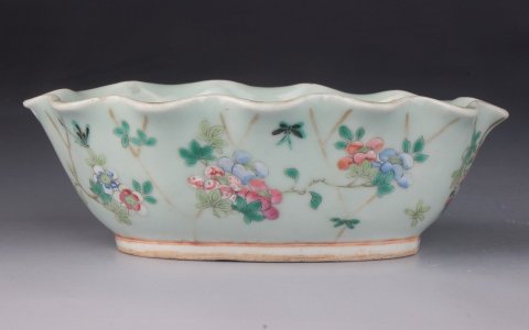 古玩陶瓷【*3796】清同治  豆青釉粉彩蟲趣花卉紋花口橢圓盤拍賣，當前價格3780元