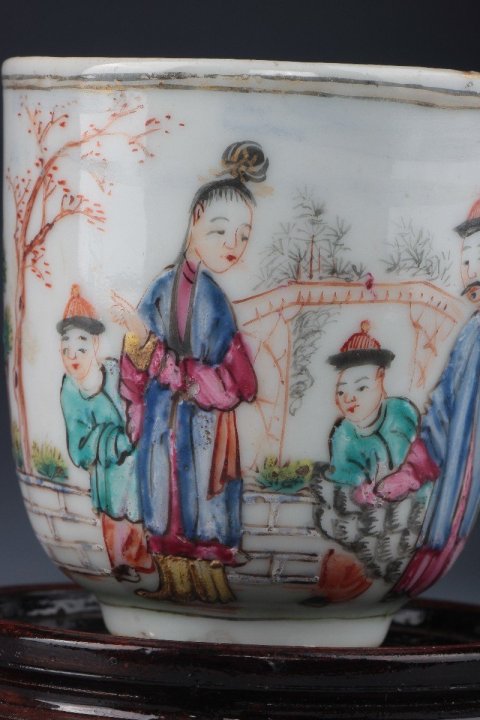 古玩陶瓷【*3229】清乾隆  廣彩庭院滿大人圖把杯拍賣，當前價格2280元