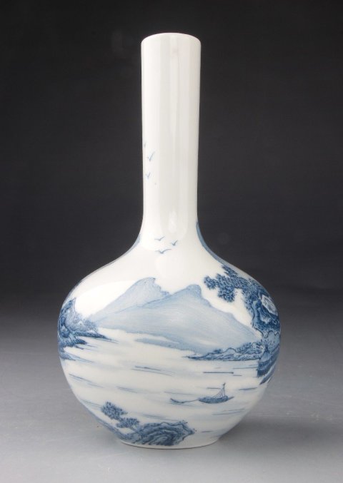 古玩陶瓷【*3891】567  藍料彩通景山水紋長頸瓶拍賣，當前價格3500元