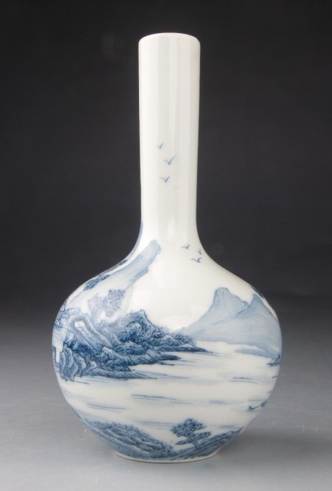 古玩陶瓷【*3891】567  藍料彩通景山水紋長頸瓶拍賣，當前價格3500元