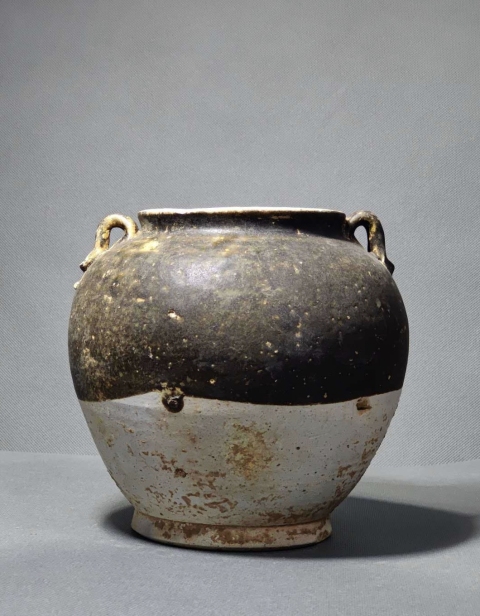 古玩陶瓷唐代鞏縣窯黑釉雙系罐（館藏精品）拍賣，當前價格12000元
