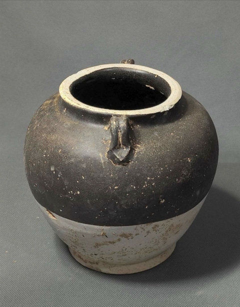 古玩陶瓷唐代鞏縣窯黑釉雙系罐（館藏精品）拍賣，當前價格12000元