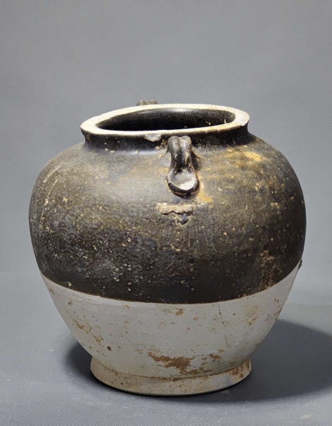 古玩陶瓷唐代鞏縣窯黑釉雙系罐（館藏精品）拍賣，當前價格12000元