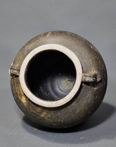 古玩陶瓷唐代鞏縣窯黑釉雙系罐（館藏精品）拍賣，當前價格12000元