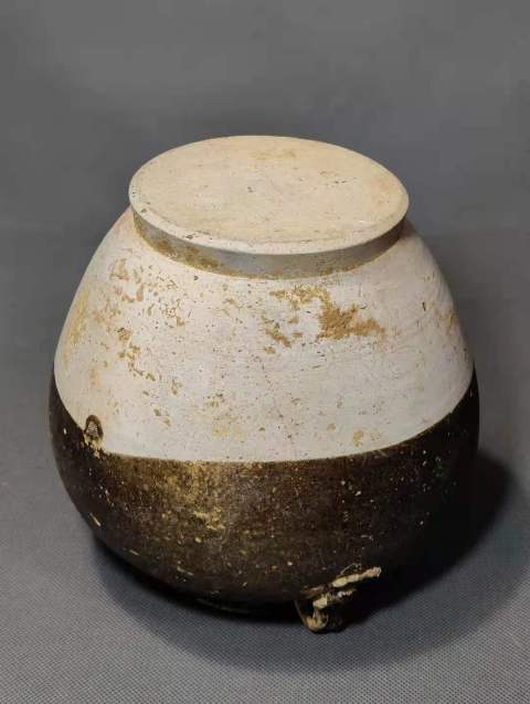 古玩陶瓷唐代鞏縣窯黑釉雙系罐（館藏精品）拍賣，當前價格12000元