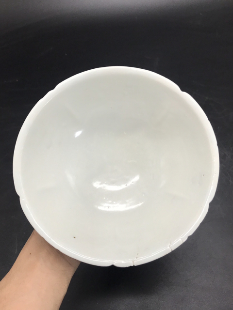 古玩陶瓷五代南唐宣州官窯白瓷海棠花口大碗拍賣,當(dāng)前價(jià)格1999元
