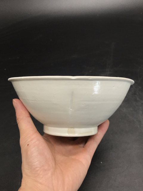 古玩陶瓷五代南唐宣州官窯白瓷海棠花口大碗拍賣,當(dāng)前價(jià)格1999元
