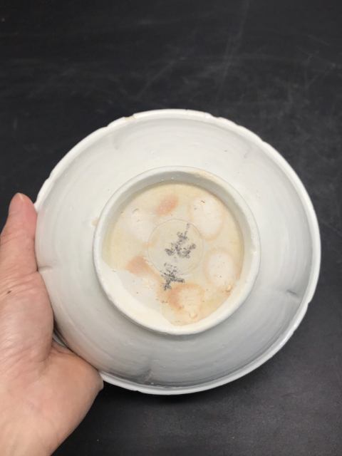 古玩陶瓷五代南唐宣州官窯白瓷海棠花口大碗拍賣,當(dāng)前價(jià)格1999元